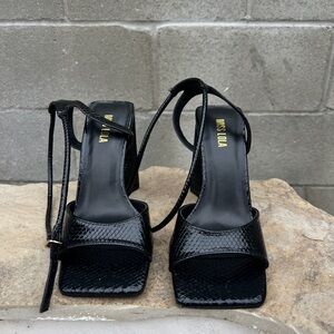 Miss Lola black snack crocodile print heel 
Size 6.5